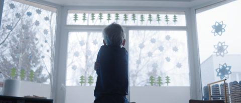 dziecko okno takie tiki