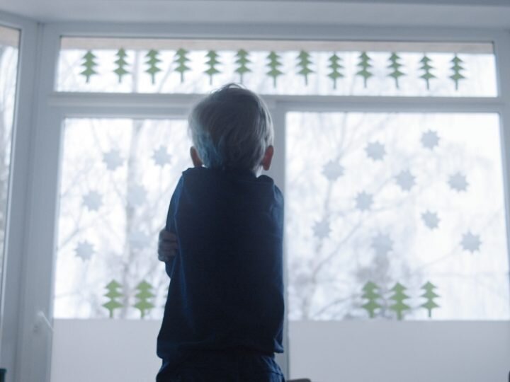 dziecko okno takie tiki